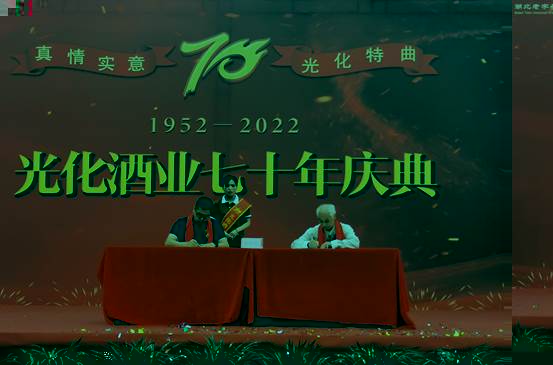說明: 人的照片上寫着字中度可信度描述已自動生成